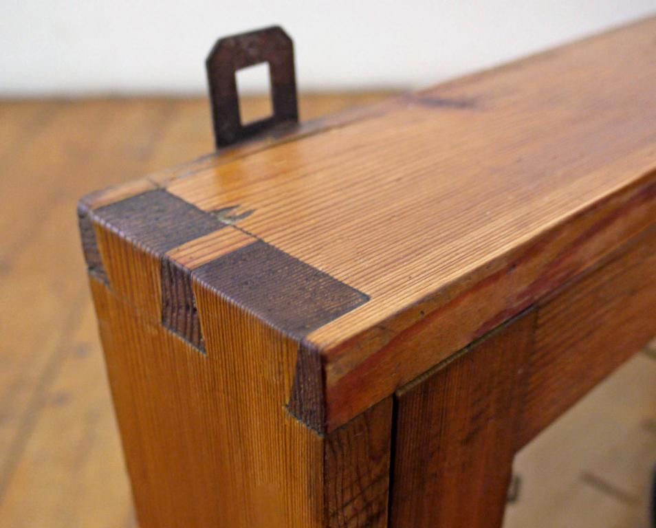 schöne Holzverbindung an einem alten Wandschrank