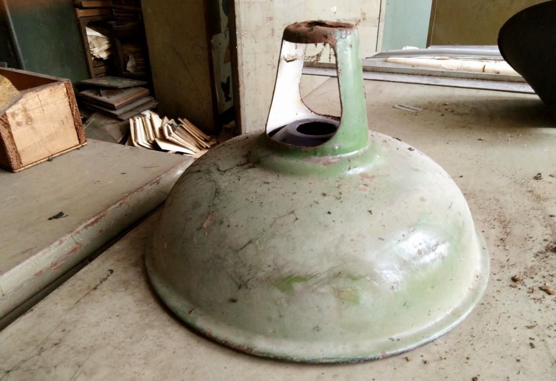 grün und weiß emaillierte antike Industrielampe