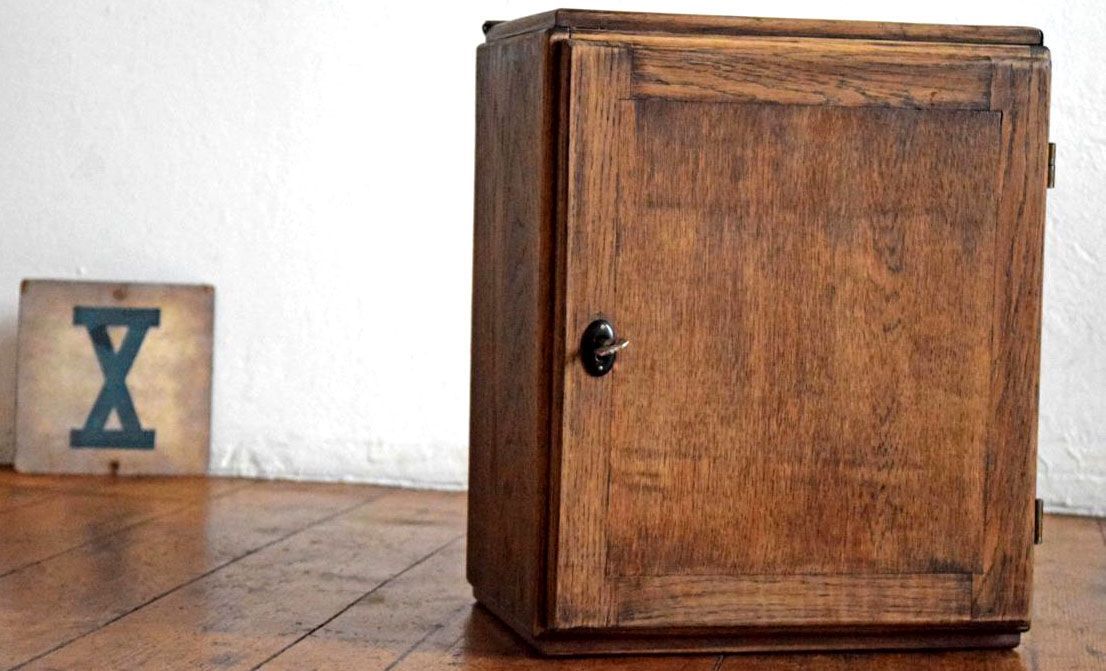 antiker puristischer Holz-Wandschrank nach praktischen Aspekten gestaltet
