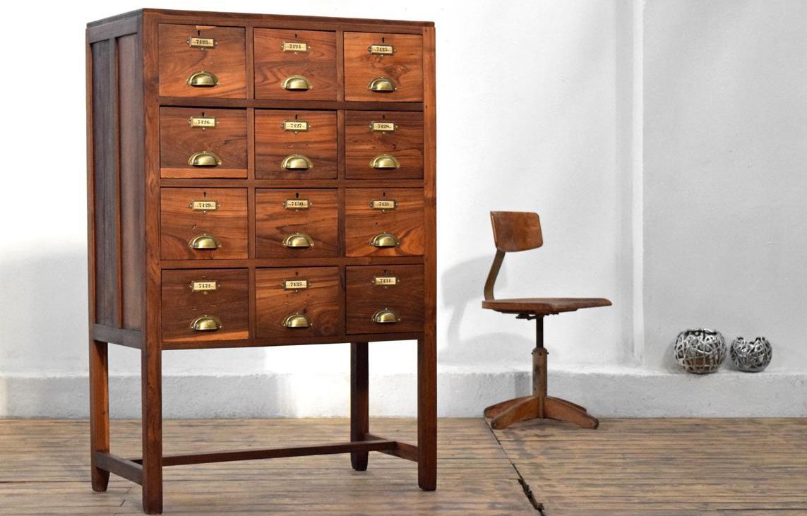 Alter Karteikartenschrank mit Schubladen aus einer Bank