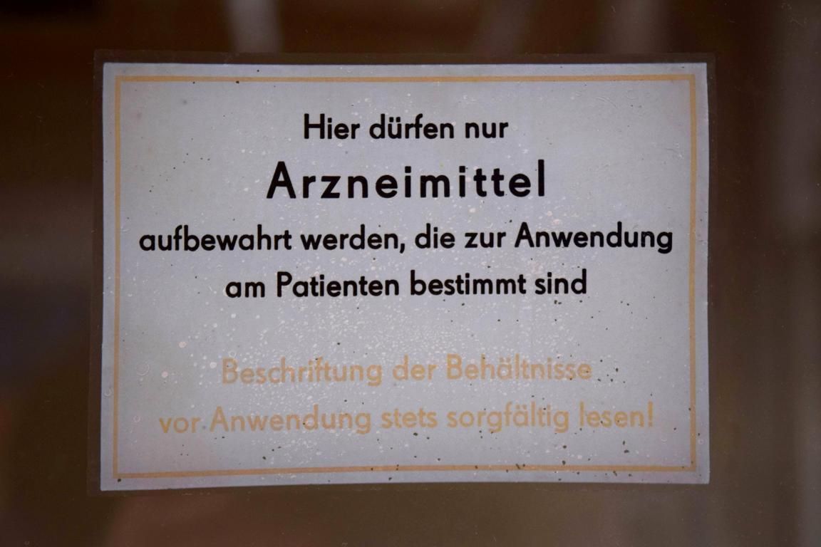 Beschriftung einer alten Apothekervitrine