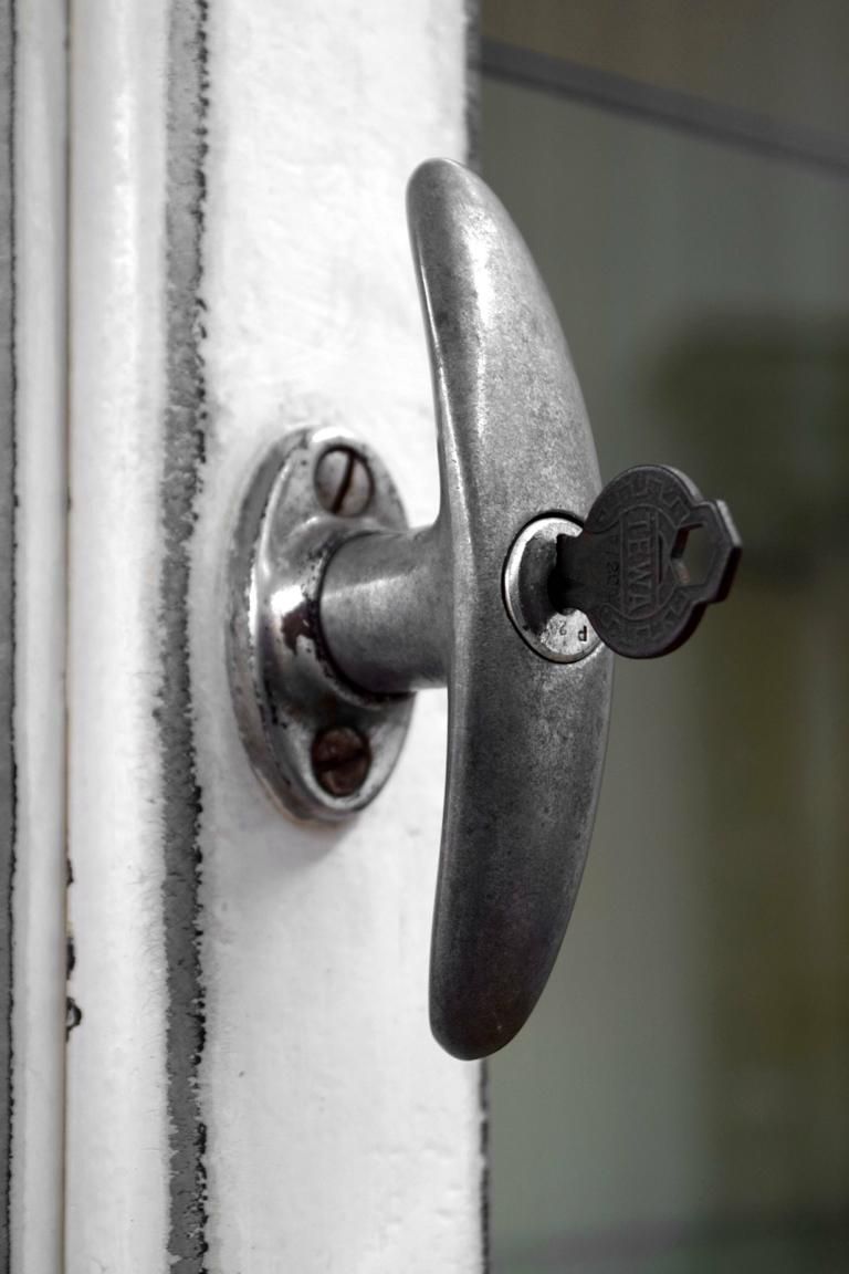 Griff einer alten Apothekervitrine aus Metall