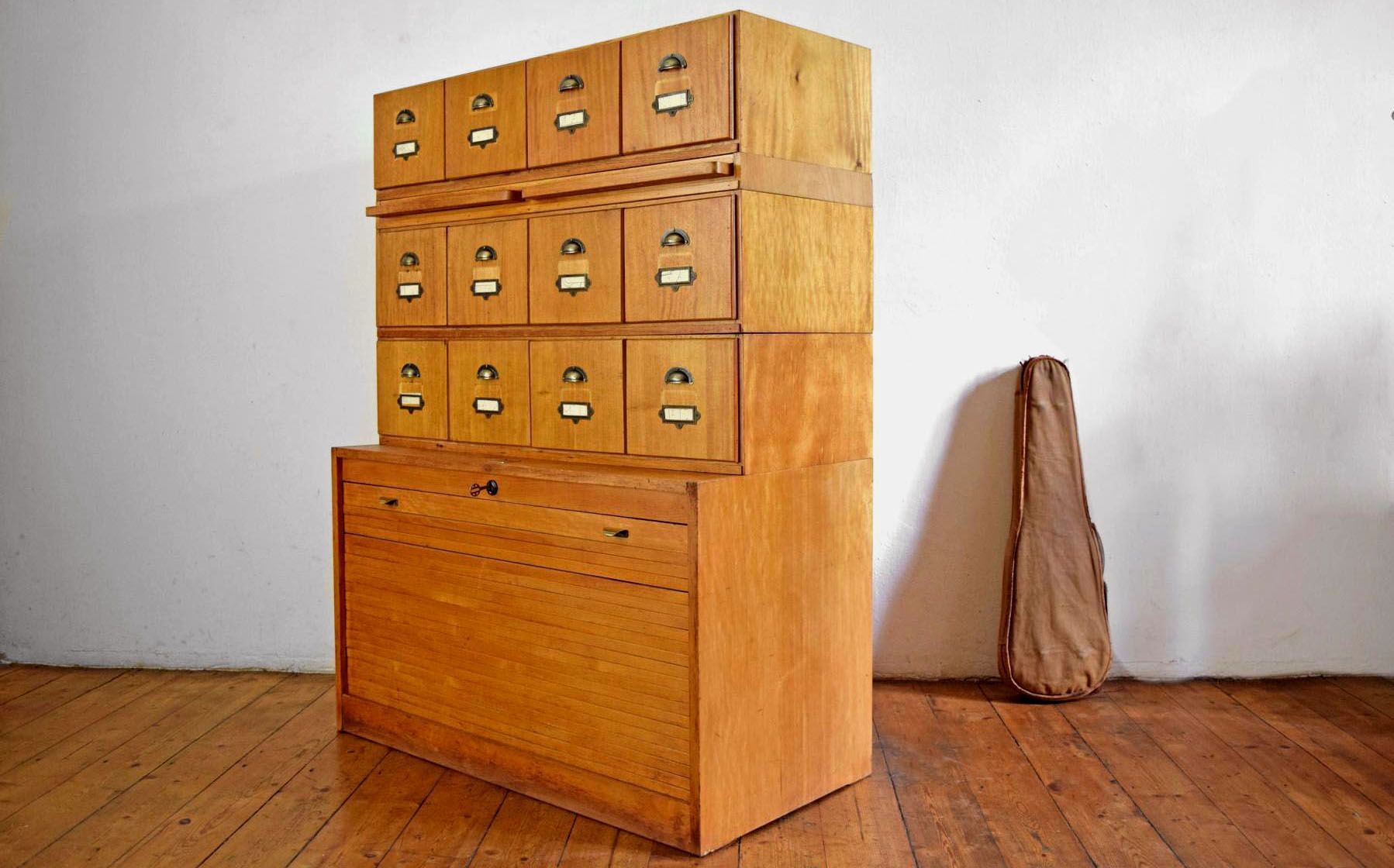kombinierter antiker Roll- und Schubladenschrank aus Holz