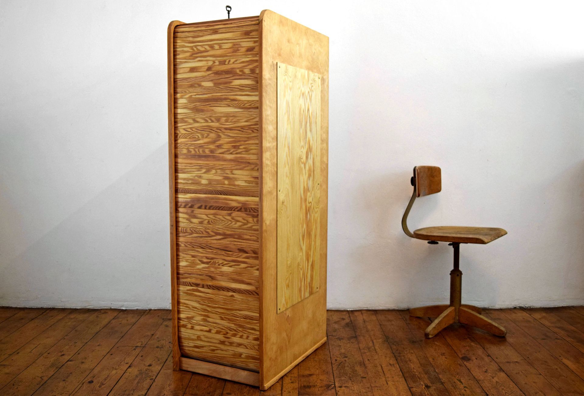 Antiker Rolladenschrank aus Holz mit Reminiszenzen an die Zeit der 1920er Jahre
