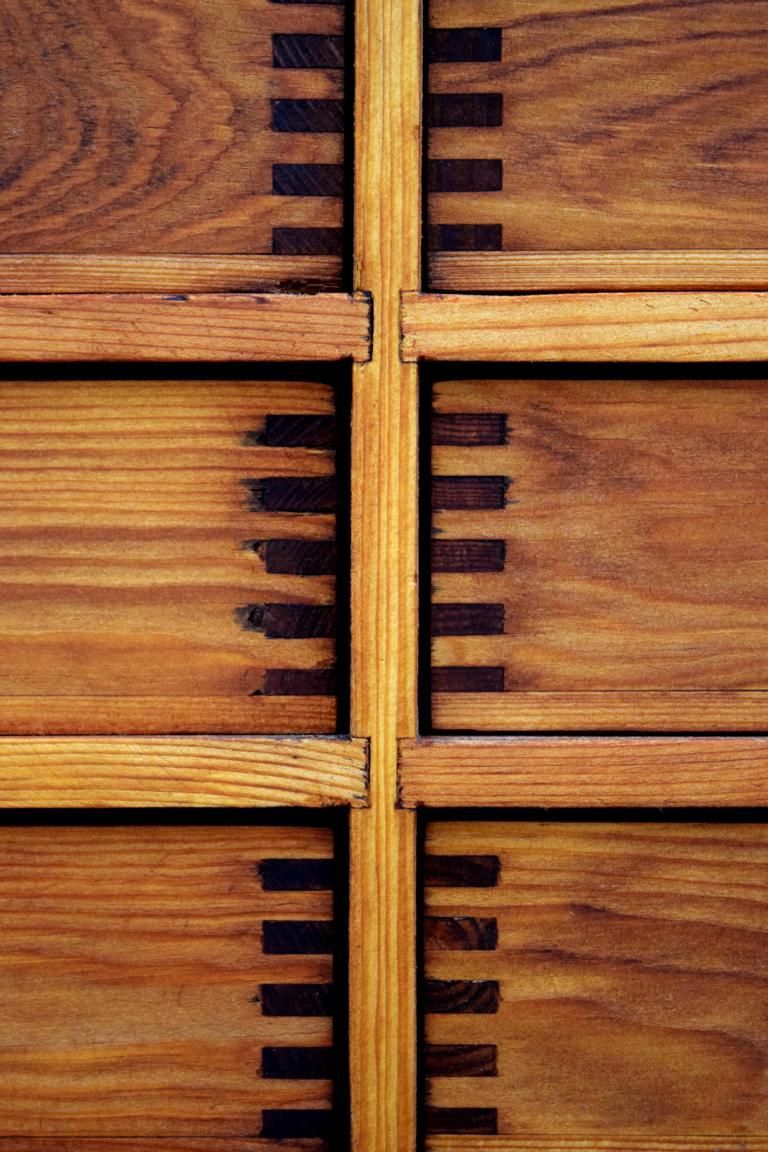 solide Holzverbindungen eines alten Schubladenschrankes