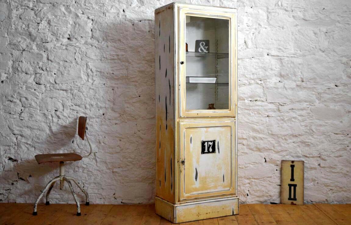 restaurierte alte Apothekervitrine Shabby Weiß