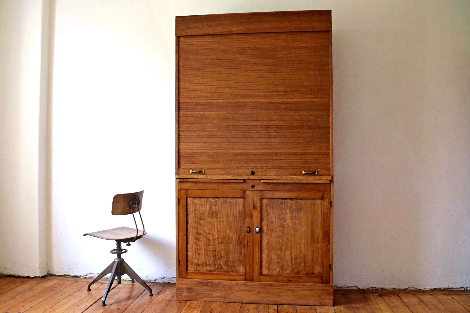 antiker Rollladenschrank mit zwei Schranktüren aus Holz