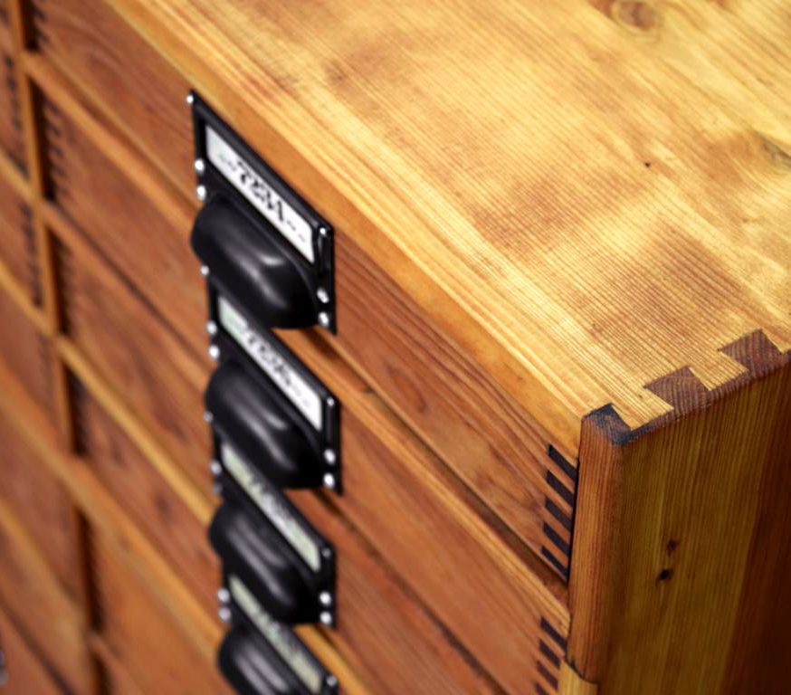 schöne Verzapfung des Holzes an einem alten Schubladenschrankes