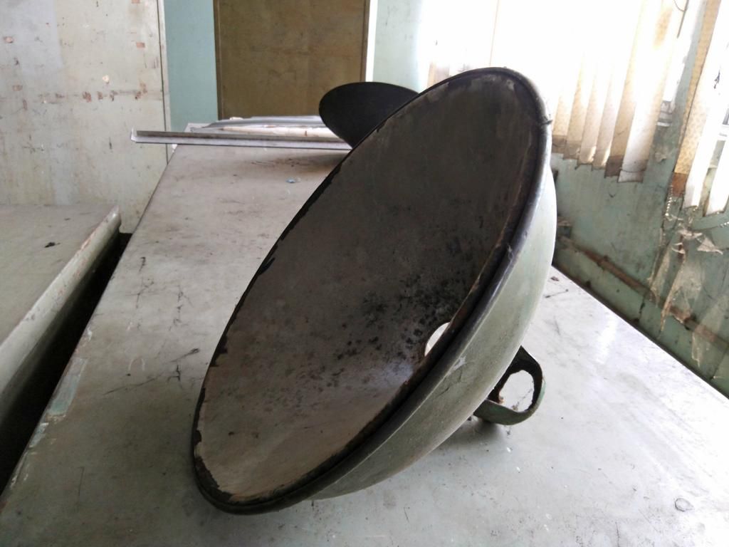 grün und weiß emaillierte antike Industrielampe