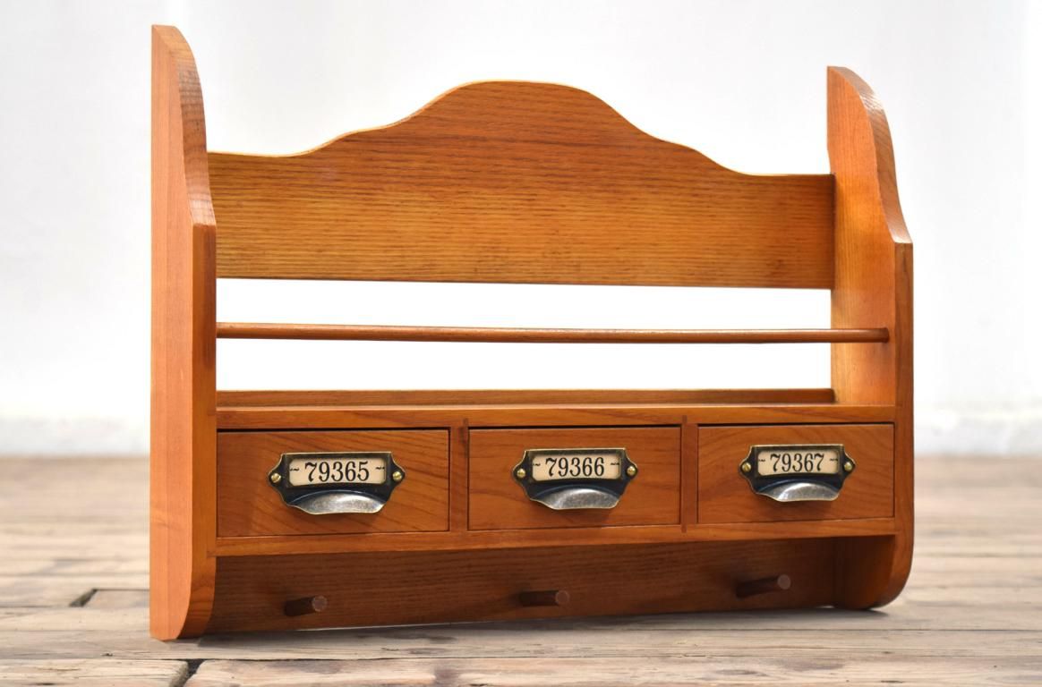 alter Wandschrank mit Schubladen und großen Beschriftungsfeldern
