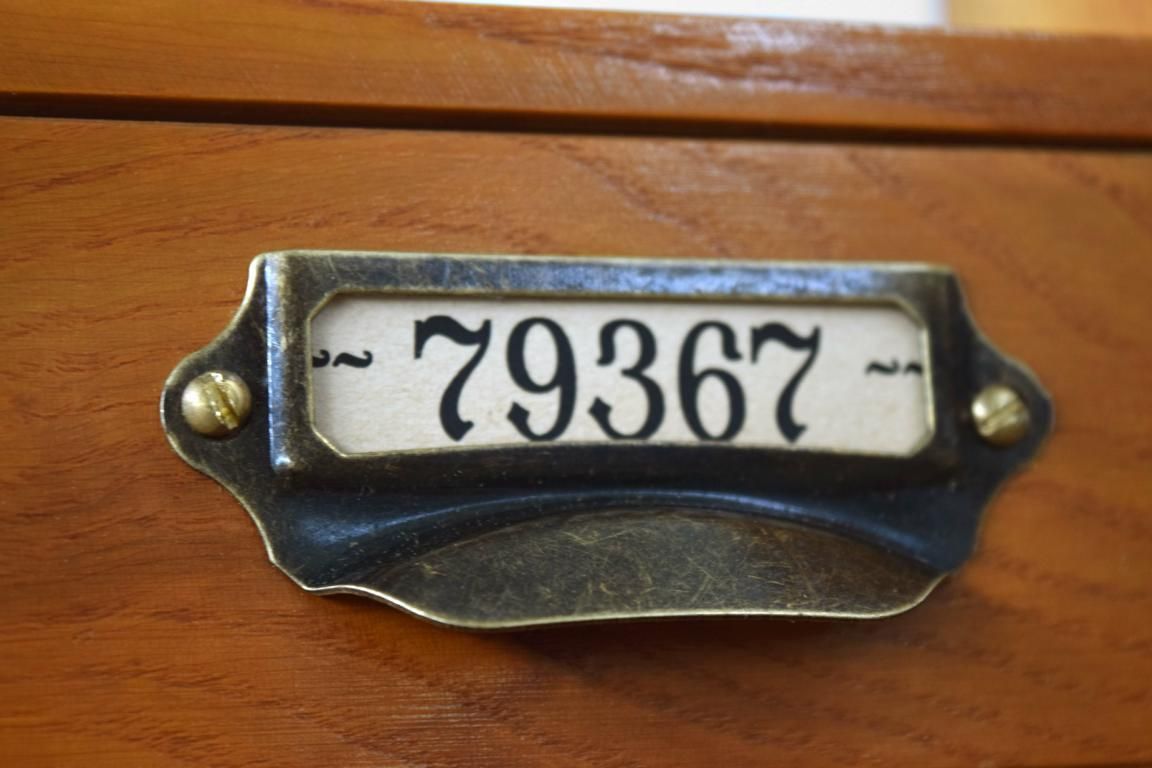 Beschriftungsfeld auf einem alten Wandschrank