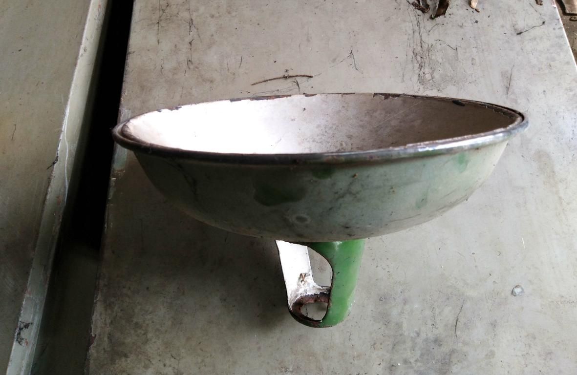 grün und weiß emaillierte antike Industrielampe