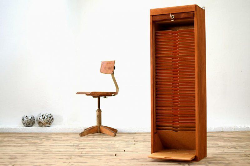 antiker Rollladenschrank Holz geöffnet