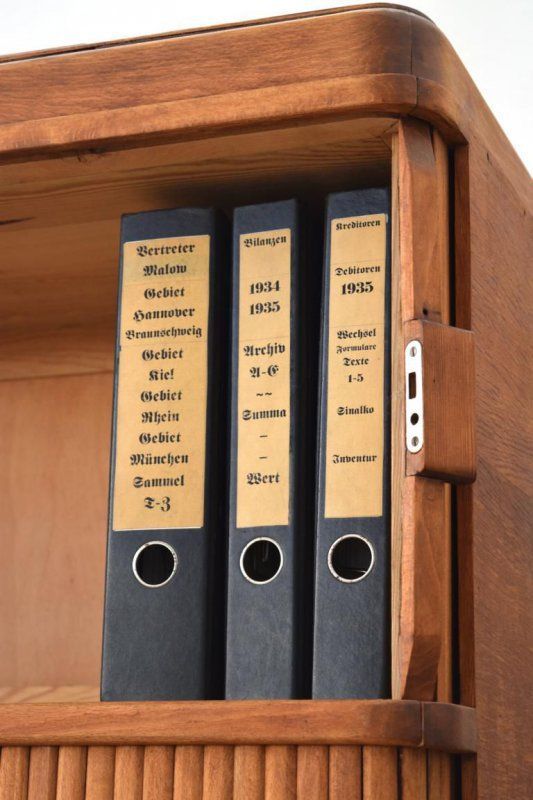 Rollladenschrank zur platzsparende Lagerung von Aktenordnern Din A4