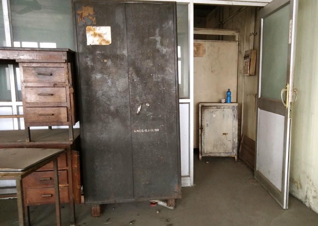 großer historischer Aktenschrank in einem leerstehenden Bürohaus