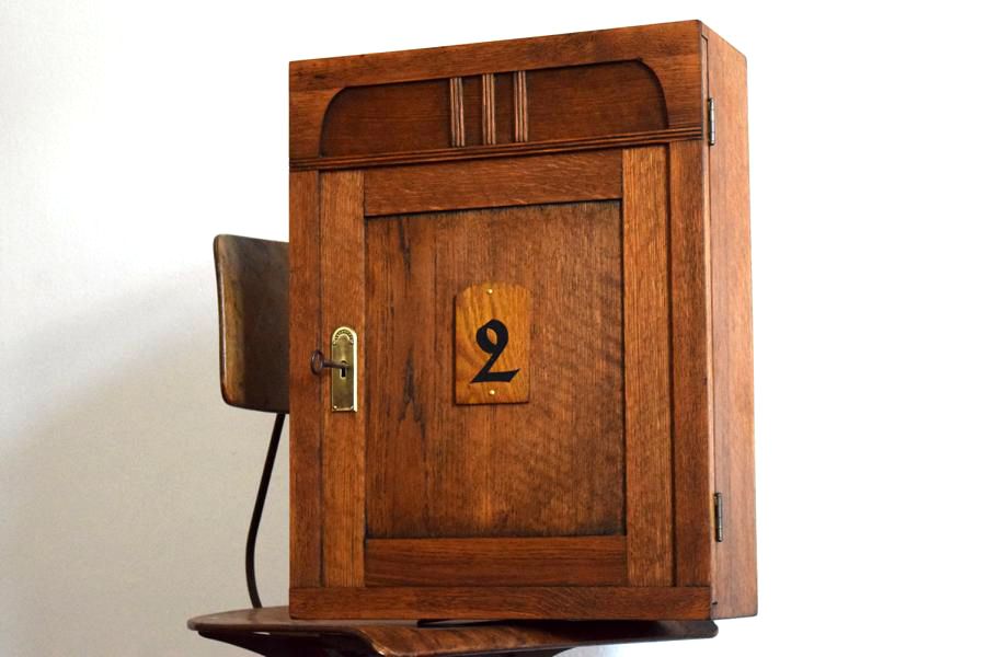 Alter Wandschrank mit dem Beschriftungsfeld als charakterbestimmendes Element