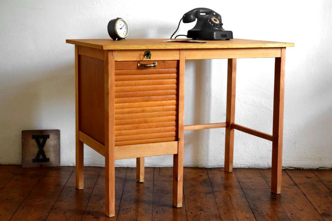 Rolladenschreibtisch aus den 1960er Jahren für Schreibmaschinen in ergonomischer Bauform