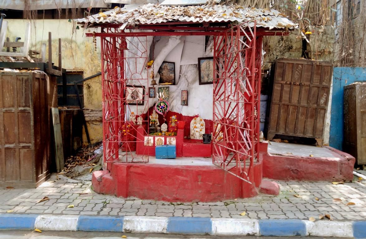 kleiner hinduistischer Tempel, umgeben von antiken Möbelstücken. 