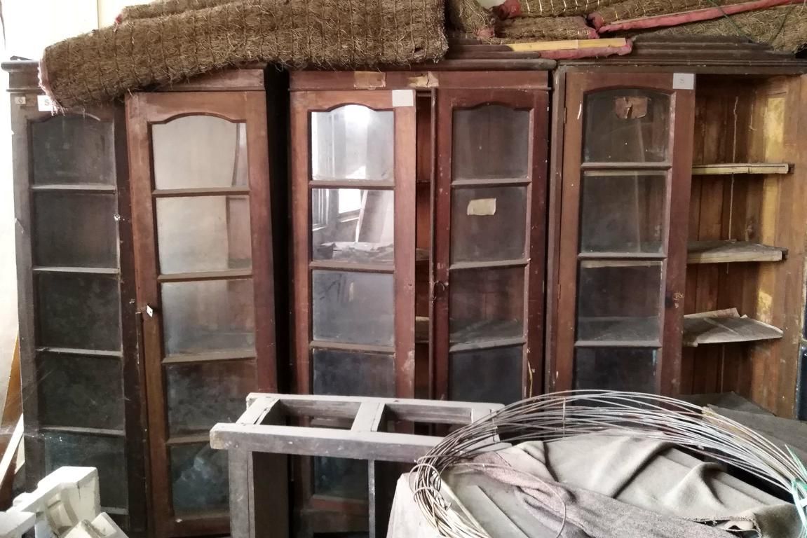 große alte Vitrinenschränke aus Teakholz
