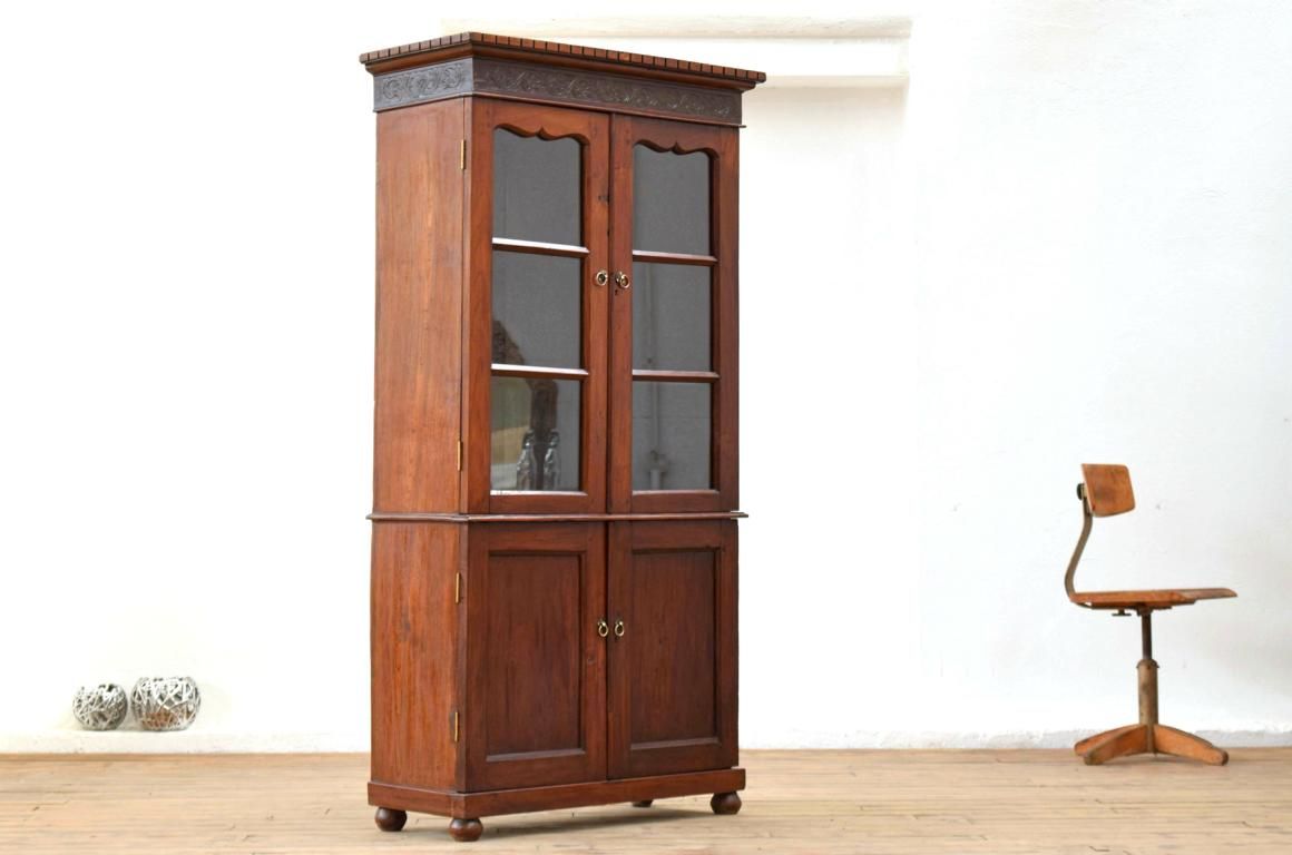 alte Apothekervitrine aus Teakholz mit dezenten Verzierungen