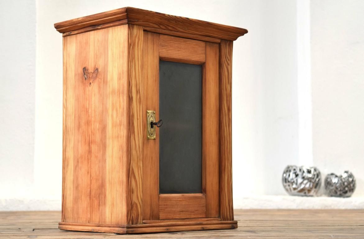 antiker Wandschrank um 1890 aus Holz mit Glasscheibe