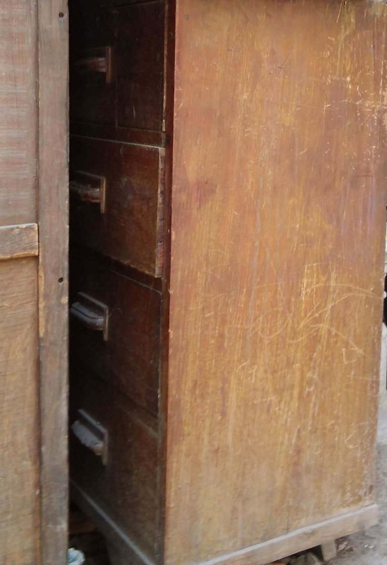 Seitenwand einer alten Schubladenkommode aus Teakholz