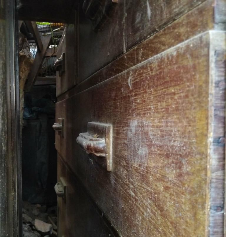 Schubladen einer alten Teakholz-Kommode