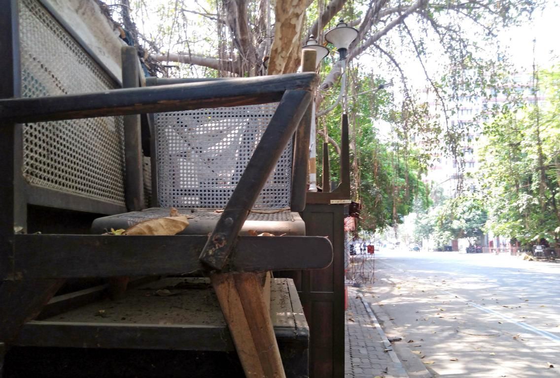 alter Pierre Jeanneret Stuhl und Sitzbank auf einer Straße in Indien