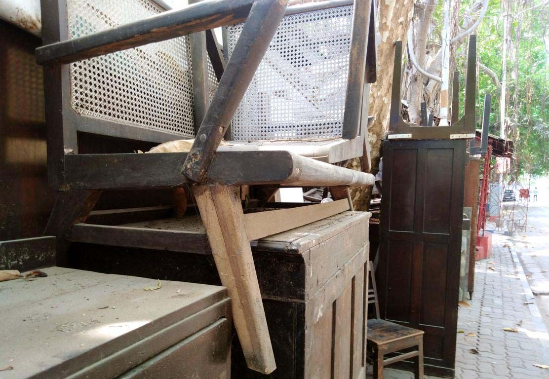 Orignal-Möbel von Pierre Jeanneret auf einem Bürgersteig