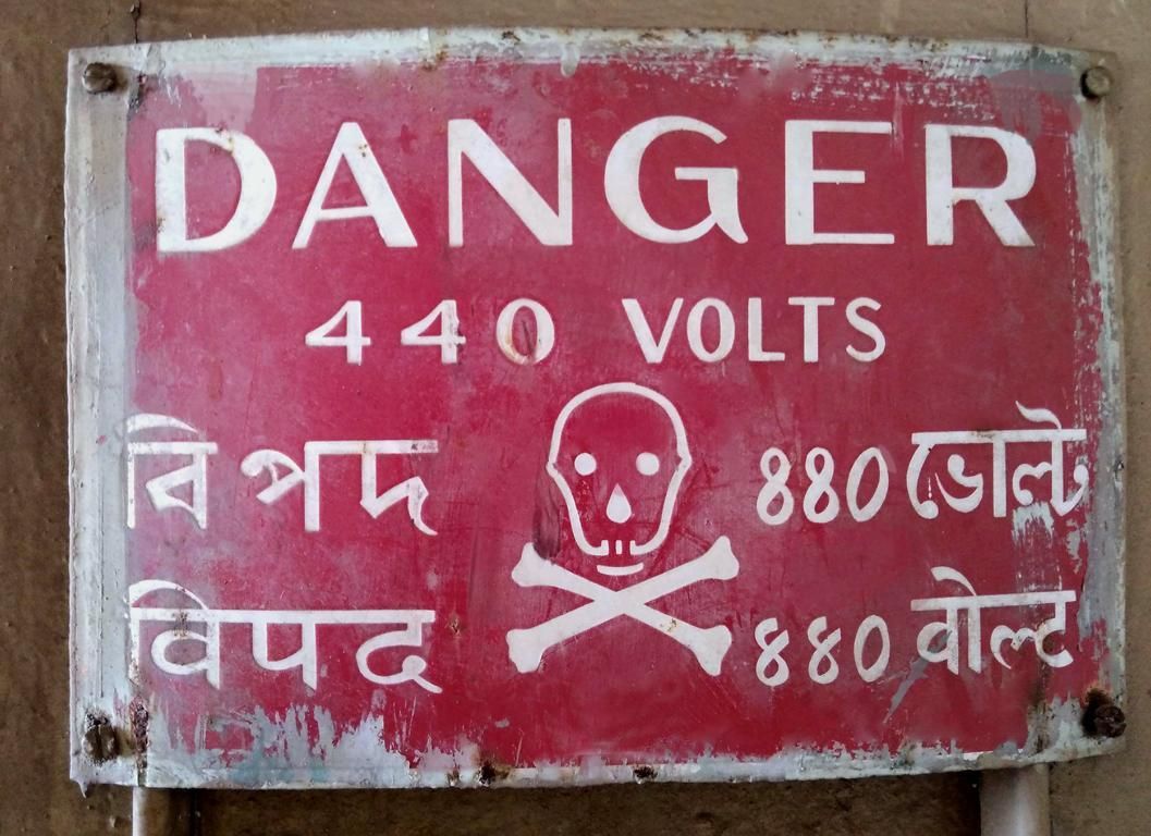 altes Warnschild, rot, beschriftet mit 
