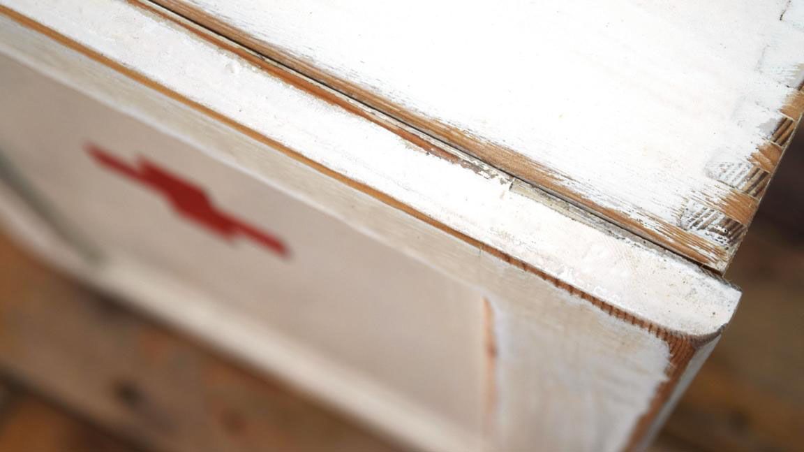 Shabby-Schliff auf einem weißen Mid Century Wandschrank