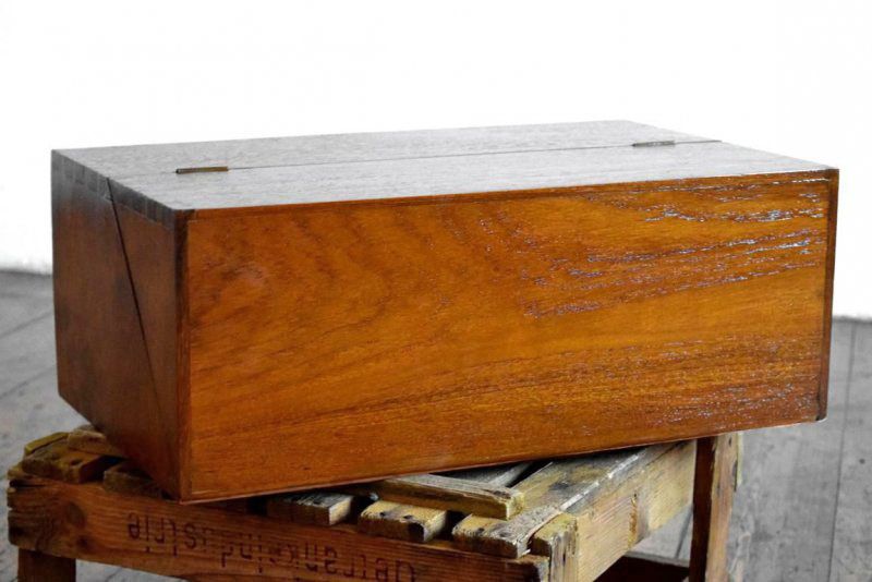 Schubladenschrank mit Klappfunktion ist ein länglicher Kasten