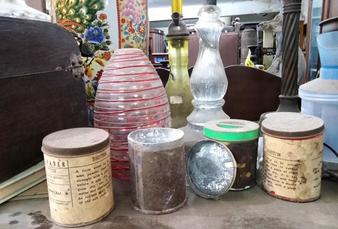 alte Vasen und Gegenstände in einem Antiquitätengeschäft