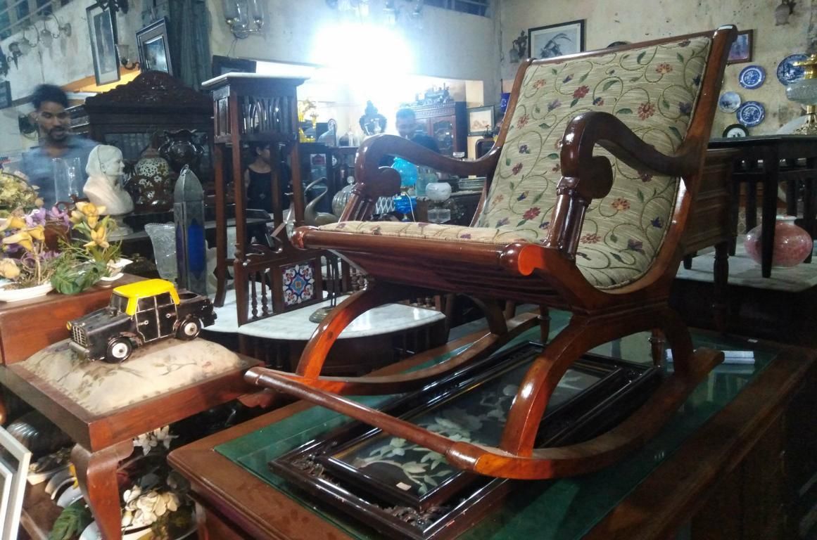 antiker Schaukelstuhl in einem Möbelladen
