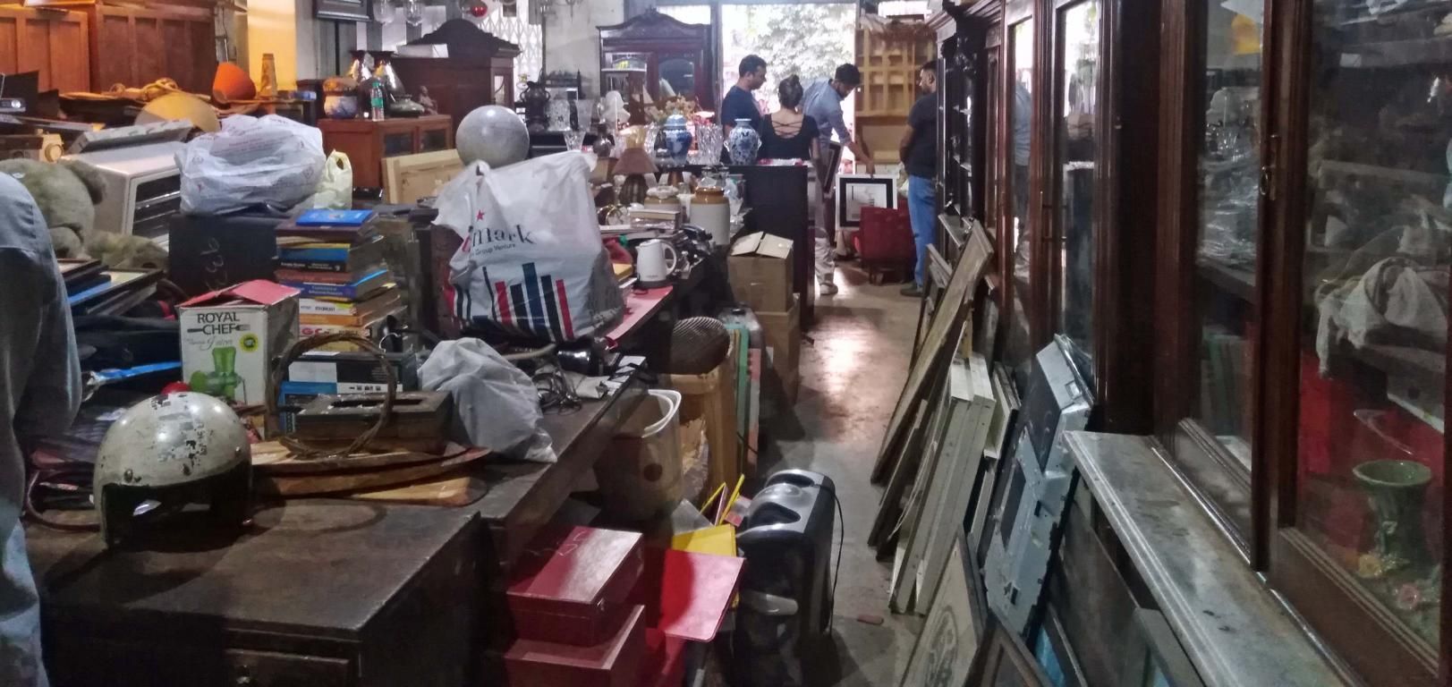 alte Gemälde, Vasen und Bücher in einem Antik-Laden in Indien. 