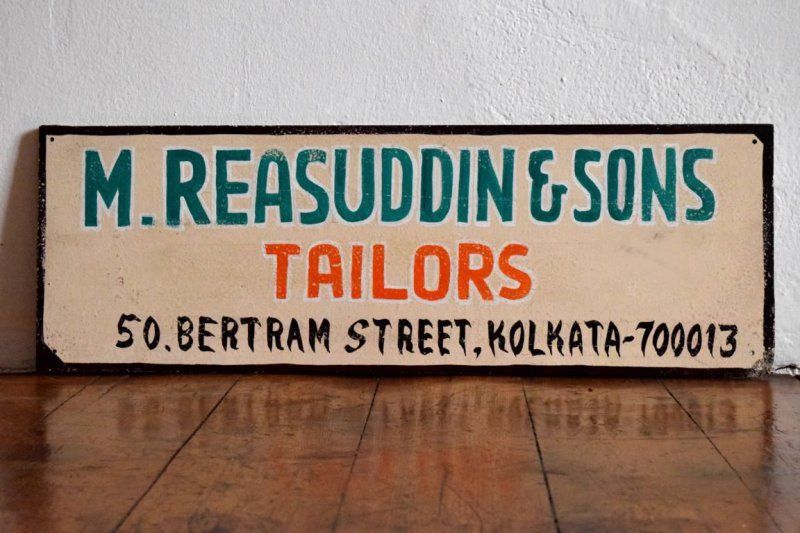 Schild handgemalt Tailor Calcutta Vintage Bild Indien Reklame Werbung 25 x 75cm