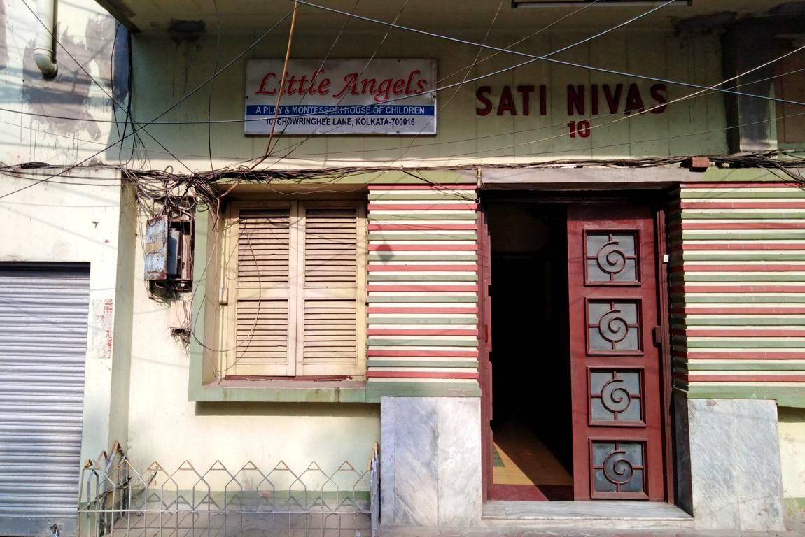 Eingang eines Montessori Kindergartens in Kalkutta Indien