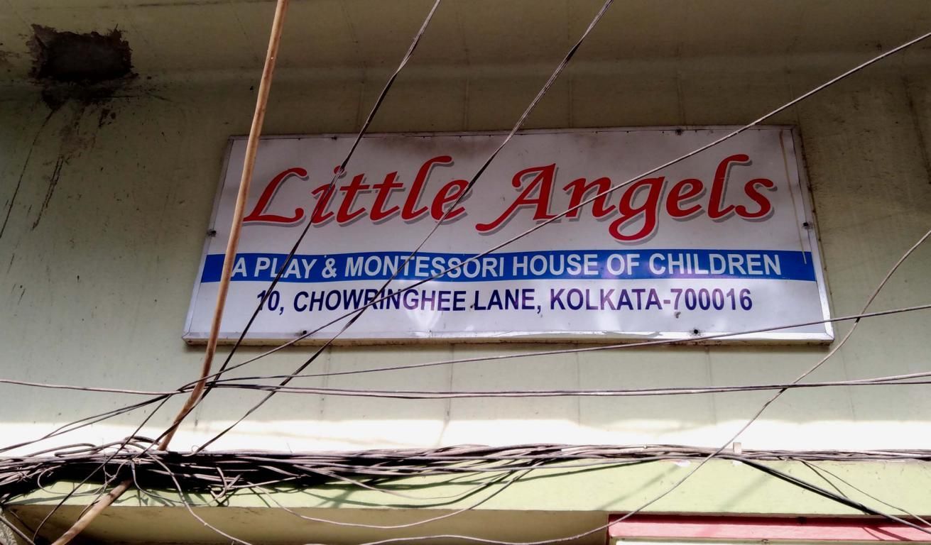 Schild eines Montessori Kindergartens in Kalkutta