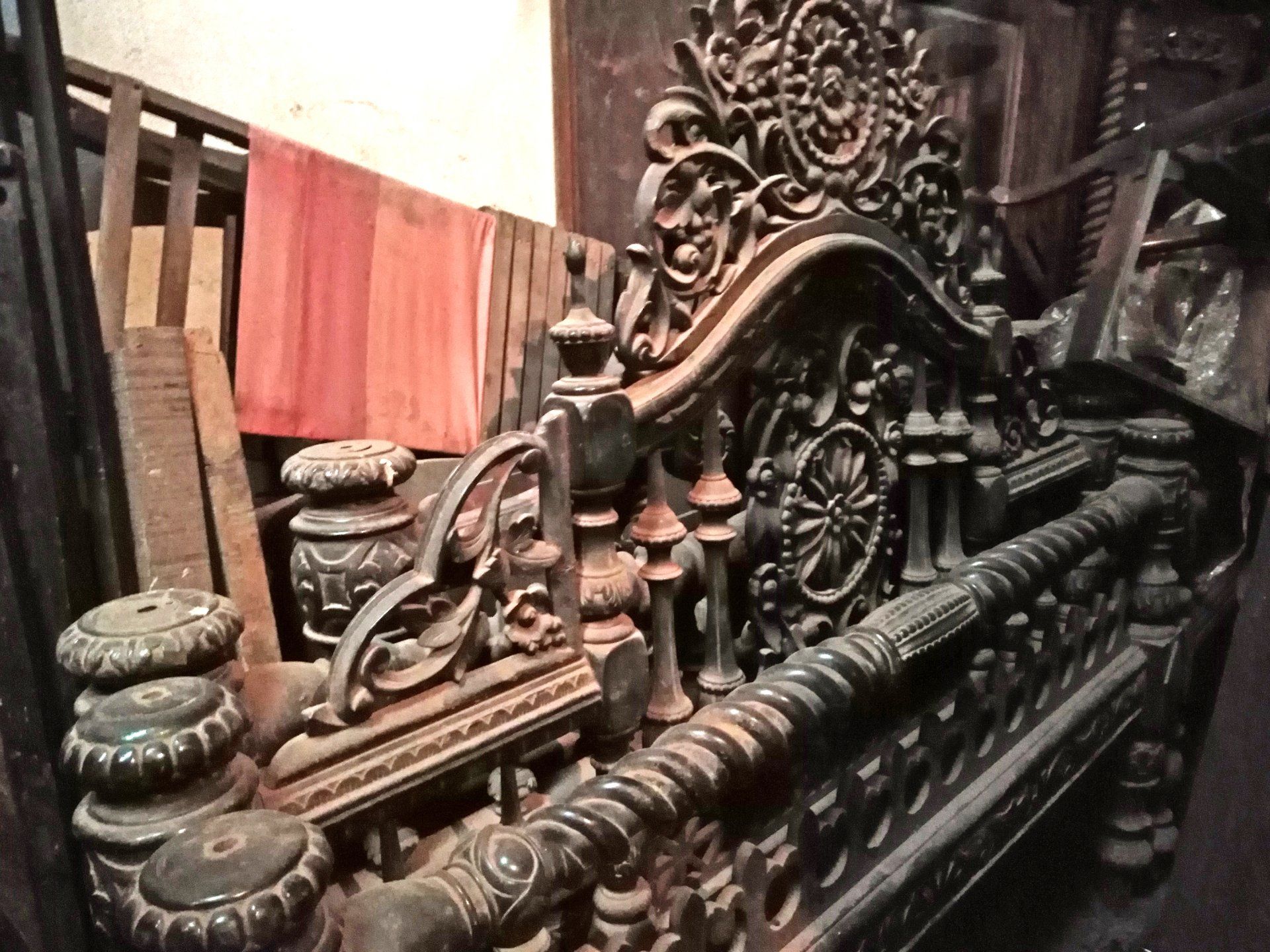 altes Bettgestell mit kunstvollen Verzierungen in Kalkutta