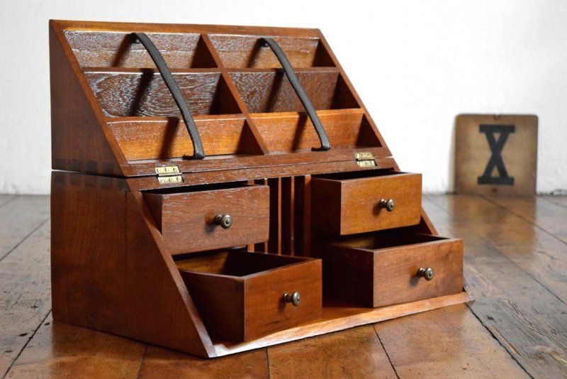 aufgeklappter Schubladenschrank als Tischaufsatz