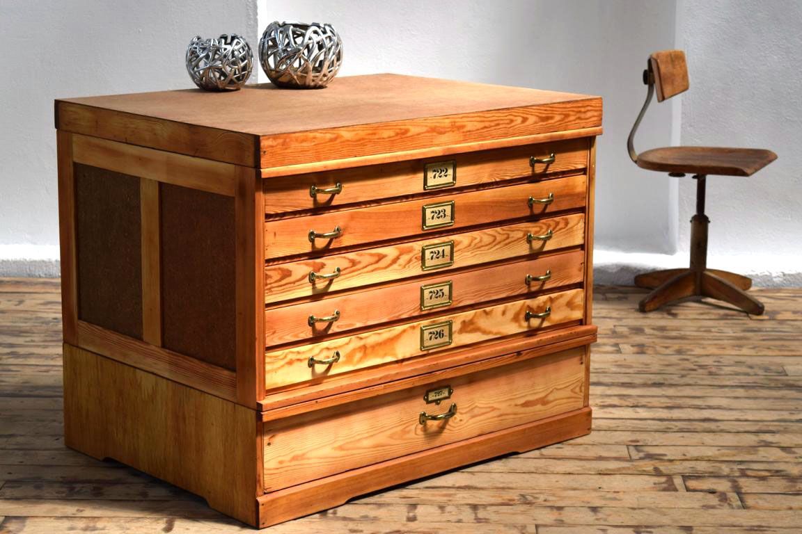 Kombinierter Planschrank Holz aus drei einzelnen Modulen. Alt Antik