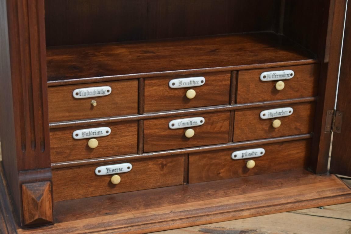 Schubladen in einem Gründerzeit-Apothekerschrank