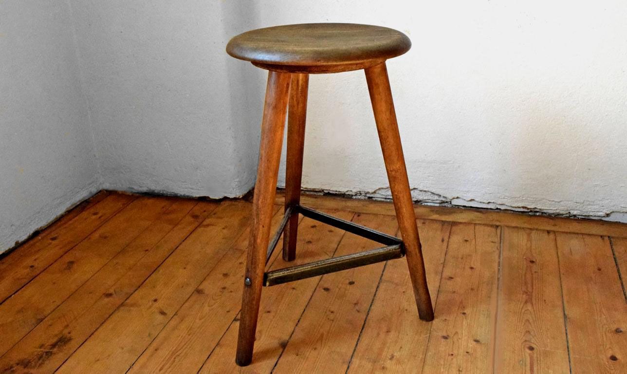 Antiker Elektriker-Hocker aus massivem Holz, dreibeinige Konstruktion ohne Metallteile zur elektrischen Isolation, Beispiel für sicherheitsbedingtes Industriedesign