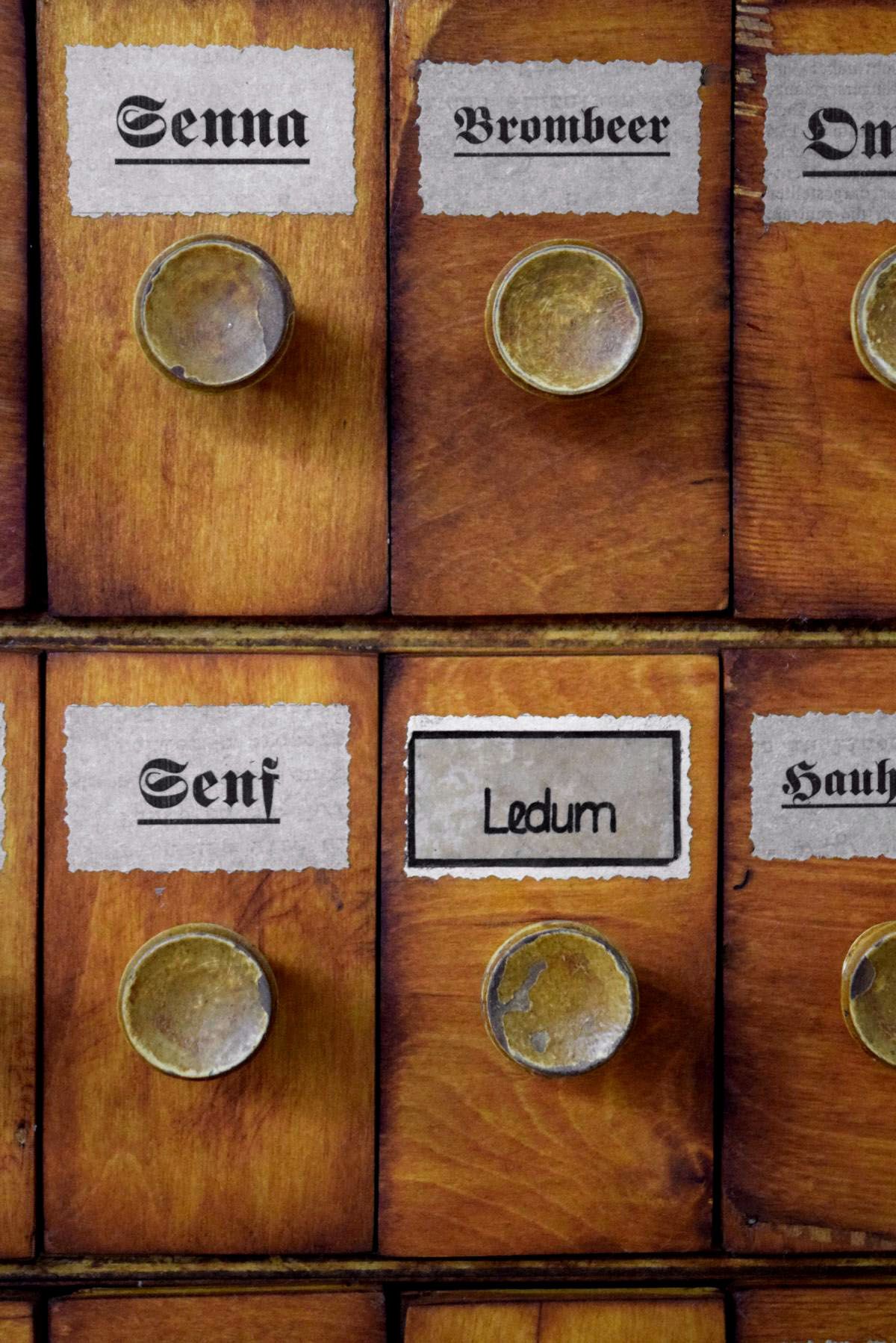 beschriftete antike Schublädchen aus Holz