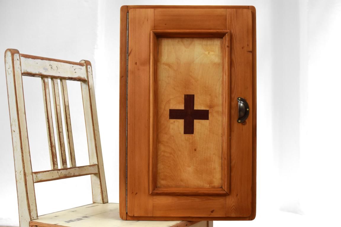 Holz-Medizinschrank aus den 1920er Jahren mit Intarsie