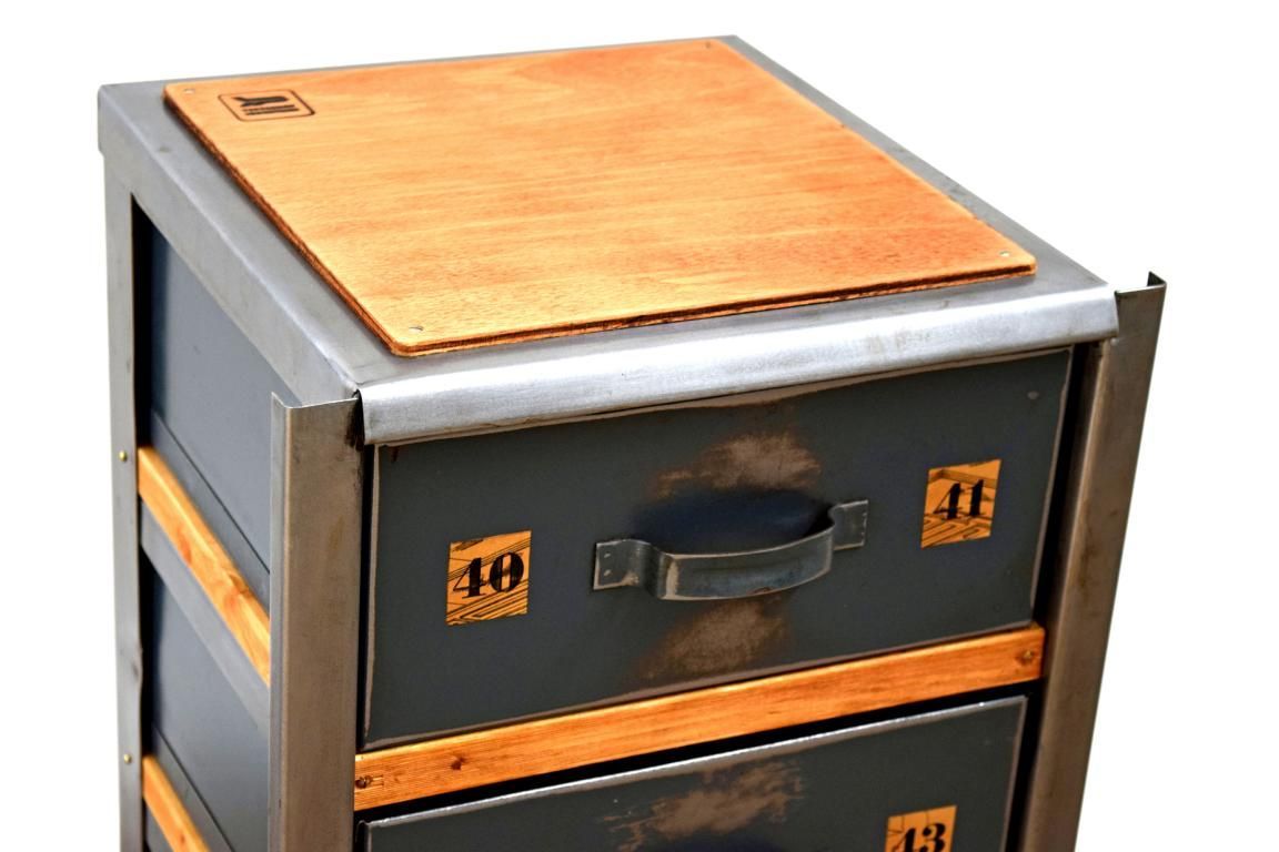 Oberseite eines antiken Schubladenschrankes aus Metall mit einer Deckfläche aus Holz