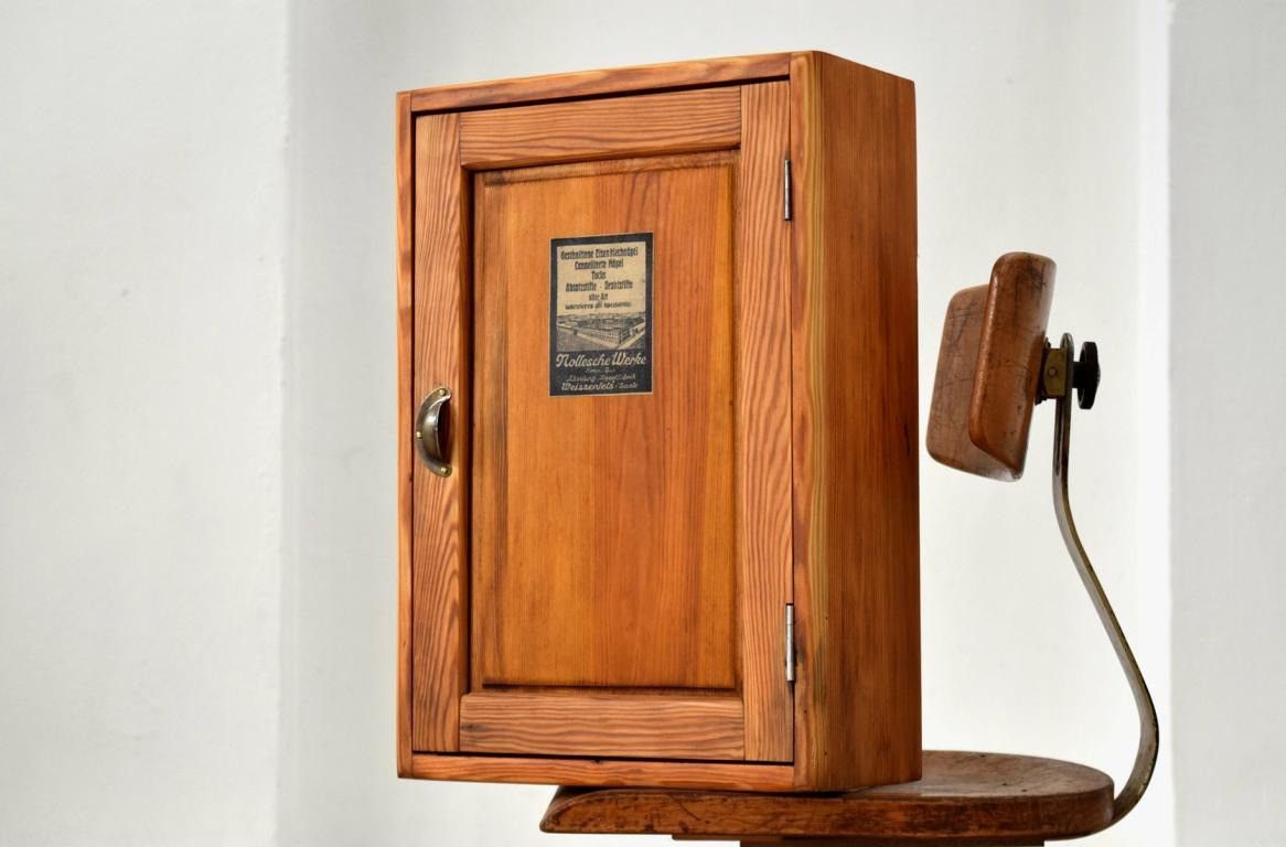 Restaurierter Wandschrank aus den 1920er Jahren
