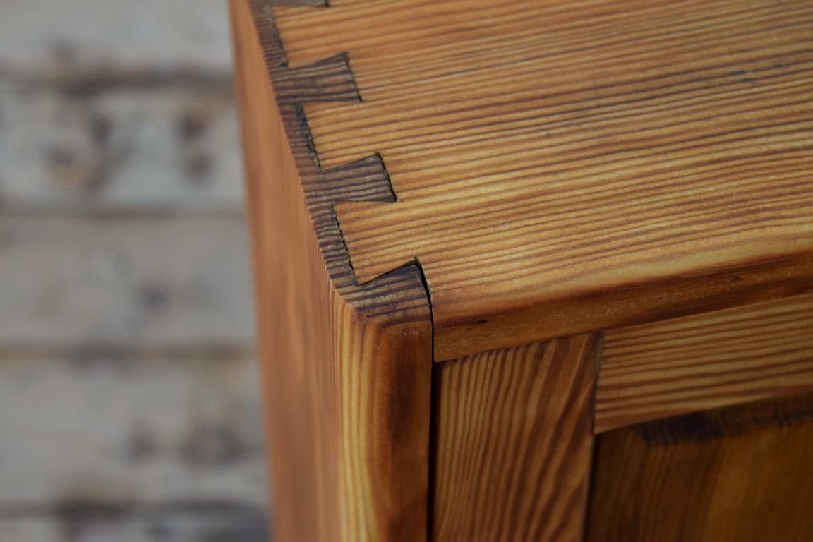 Holzverbindungsart als Dekorationselement an einem alten Holzschrank