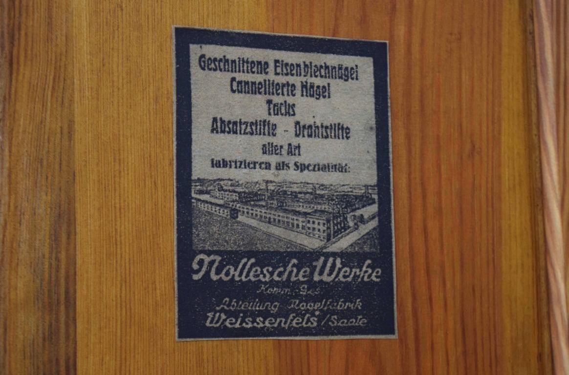Reklame für Nollesche Werke (Eisenwarenfabrik) auf einem alten Wandschrank
