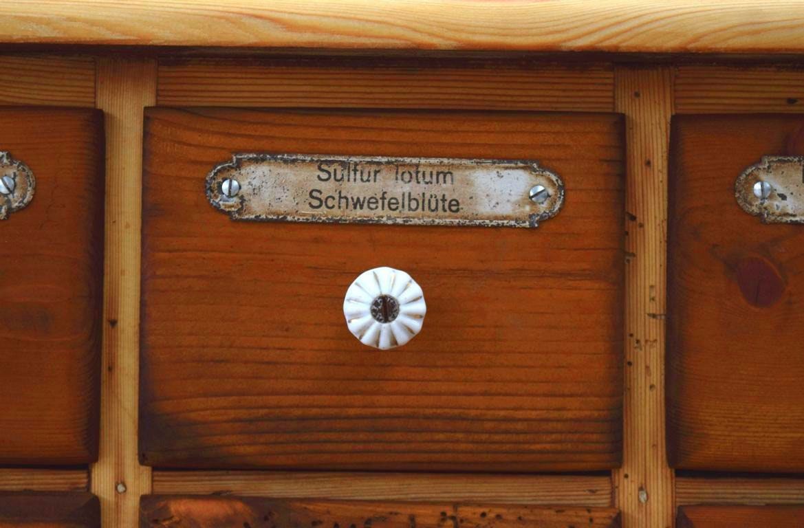 Beschriftete Apothekerschublade Schwefelblüte